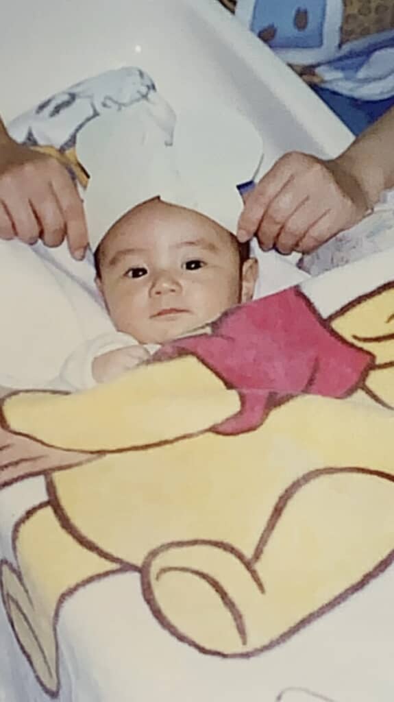 「プーさん」の毛布にくるまれた昔のパパ