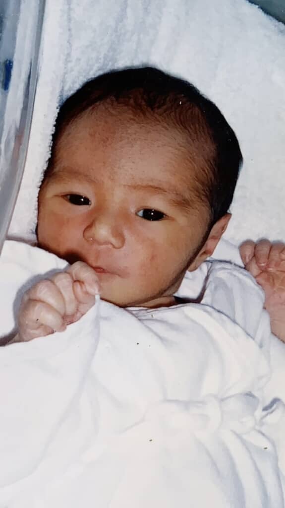 白いおくるみを着た、生まれたばかりのころのパパ