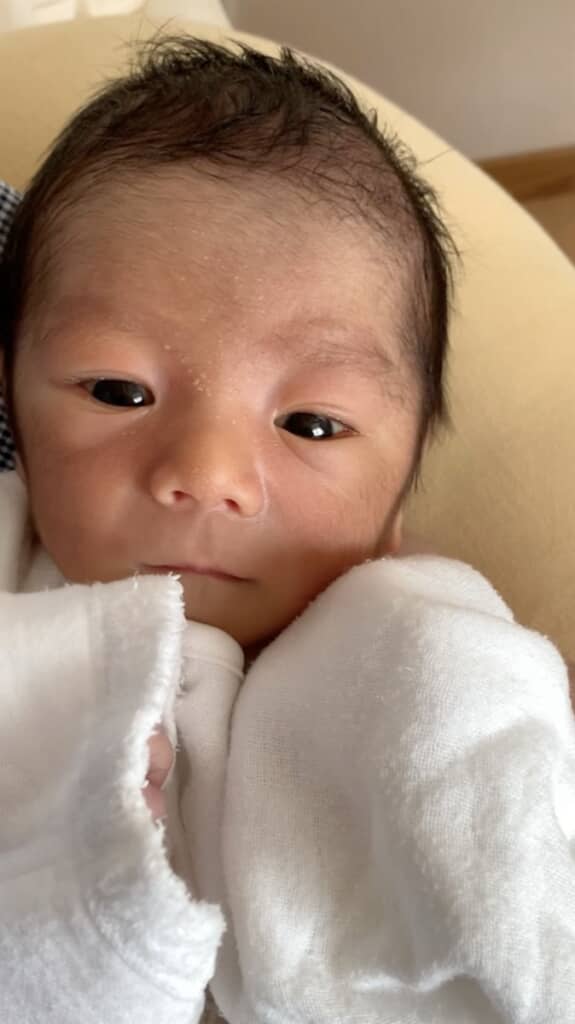 同じく白いおくるみ姿のまめきちくん。違いを見つけるほうが難しい……