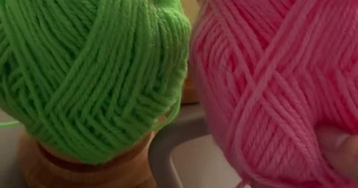 編み物歴1カ月のパパ、娘のためにセリアの毛糸を編んでいくと……「1カ月でここまで」「かわいすぎます」と驚きの声（1/2） | 編み物 ねとらぼ