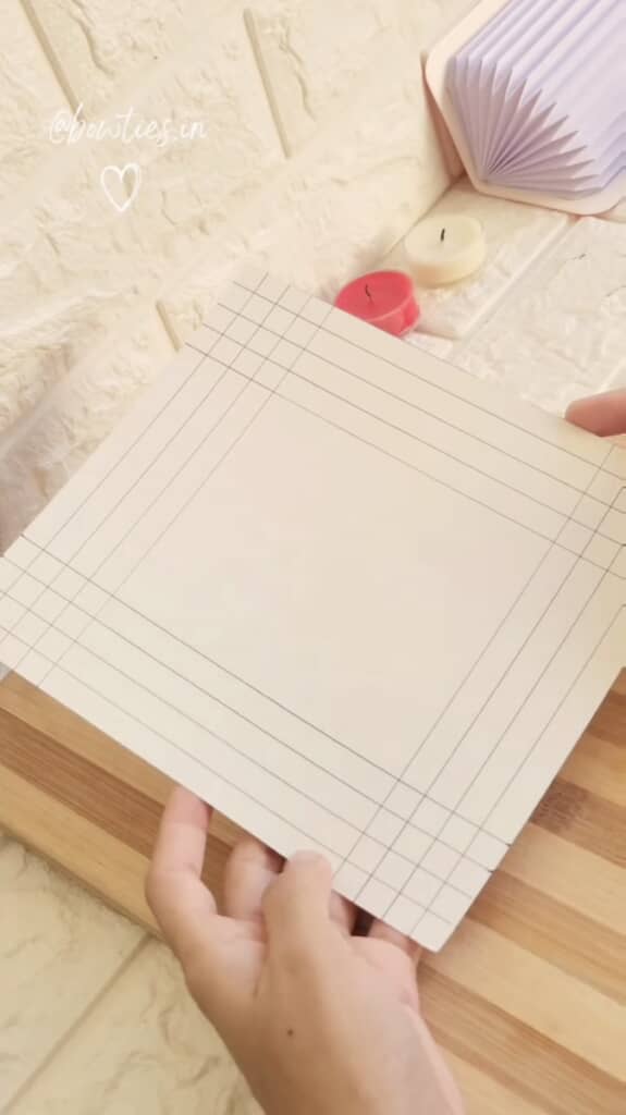 4辺に4本ずつ直線を引いた厚紙を用意