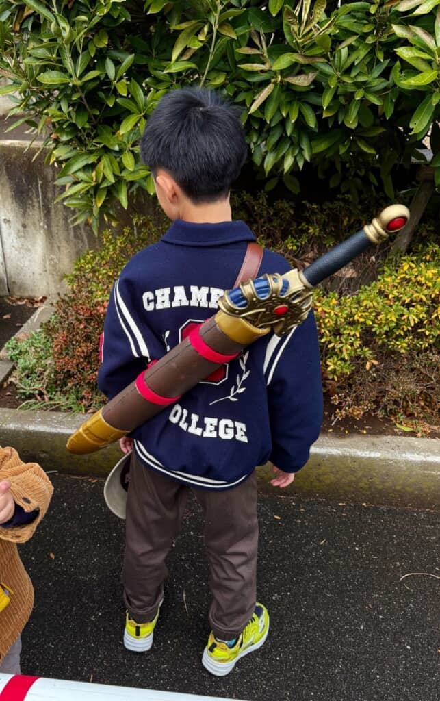 剣入りの鞘を背負っているおい