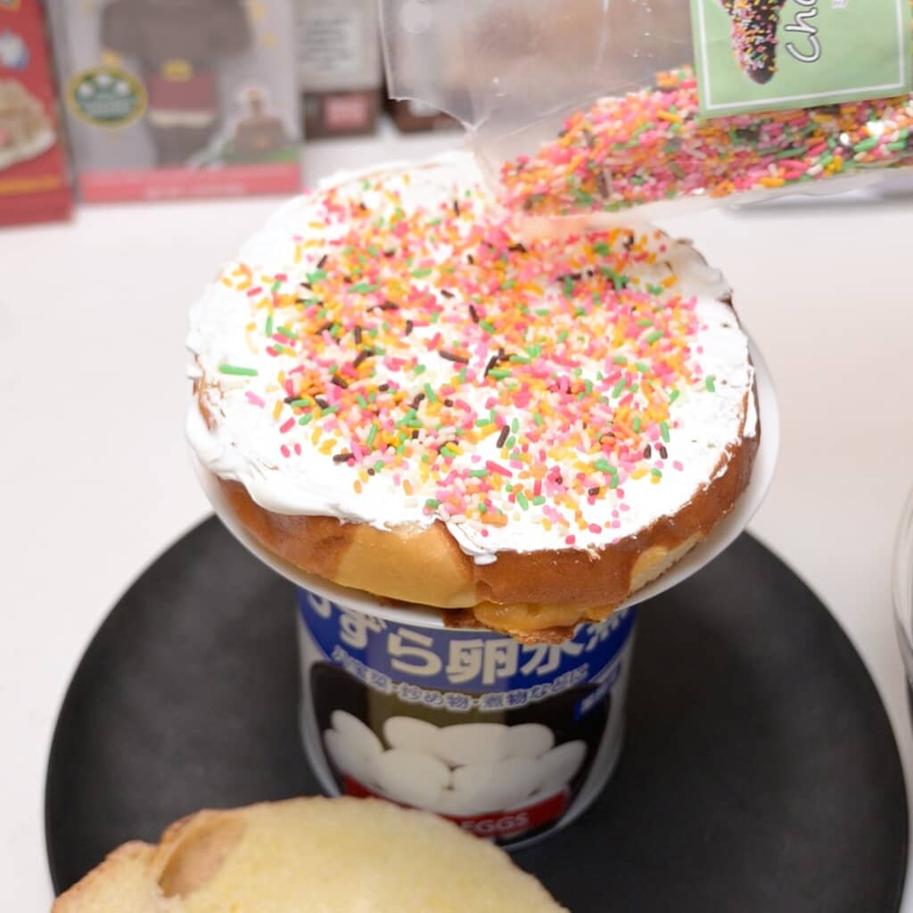 輪切りにしてクリームとチョコスプレーをサンド