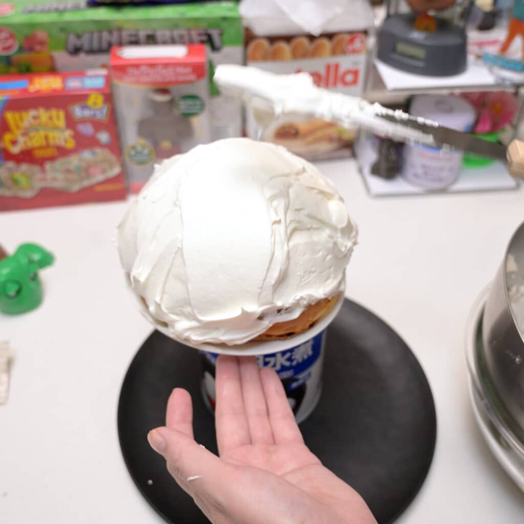 生クリームで全体を固めて滑らかに