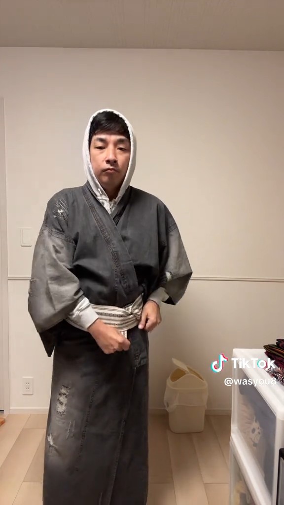 帯を結ぶ様子（（撮影の都合上、左右が反転しています）