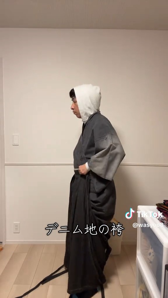 はかまもデニム地のものをチョイス（撮影の都合上、左右が反転しています）