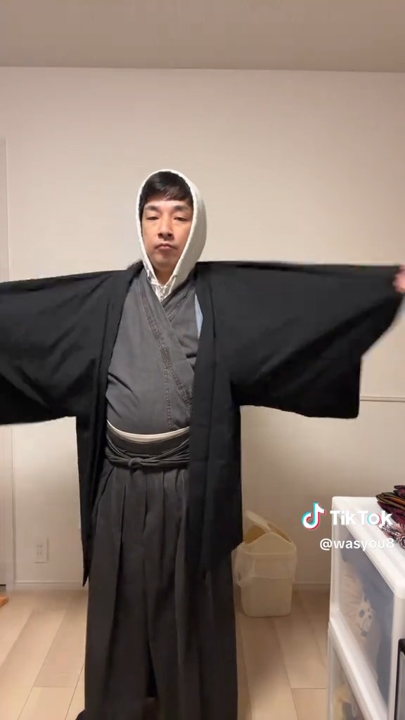 羽織は黒でシンプルに（撮影の都合上、左右が反転しています）