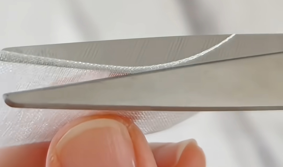 プレゼントのリボン、端をちょこっと切るだけで……　ラッピングが一瞬で“満開のバラ”になる簡単テクニックが目からウロコ（1/3） | ライフハック ねとらぼ