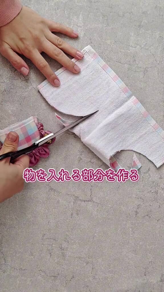 タオルを裁断しているところ