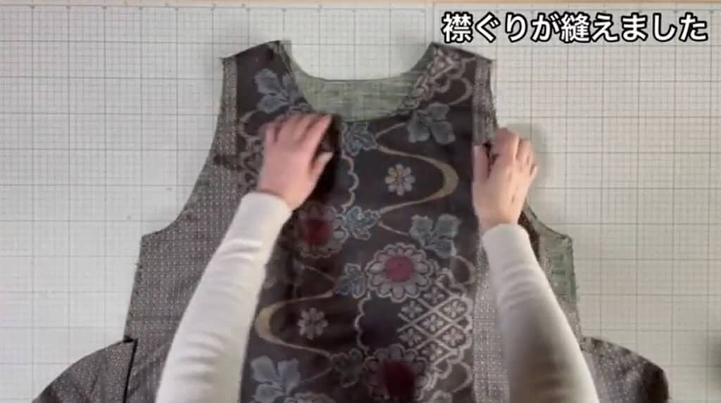 肩と襟ぐりが縫えました