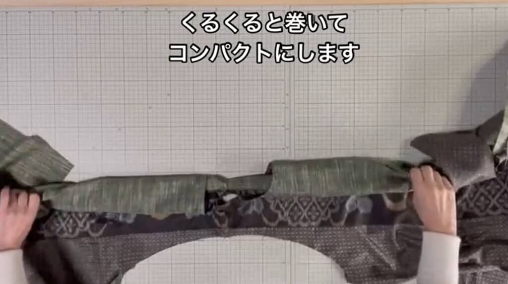 生地をくるくると巻いてコンパクトにします