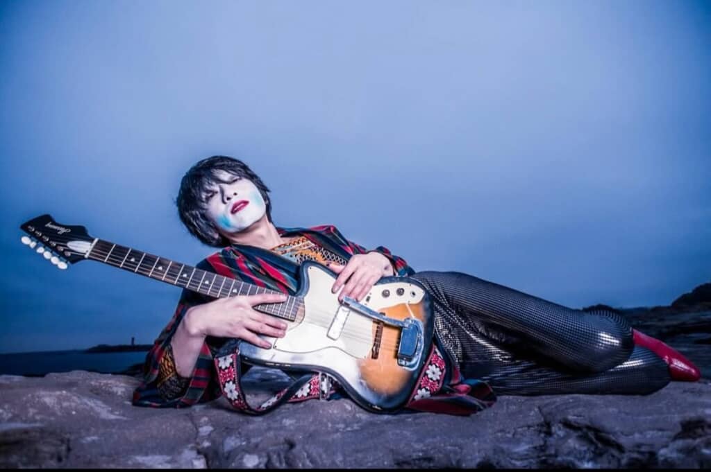 バンドマンなんですけど、白塗りしてます