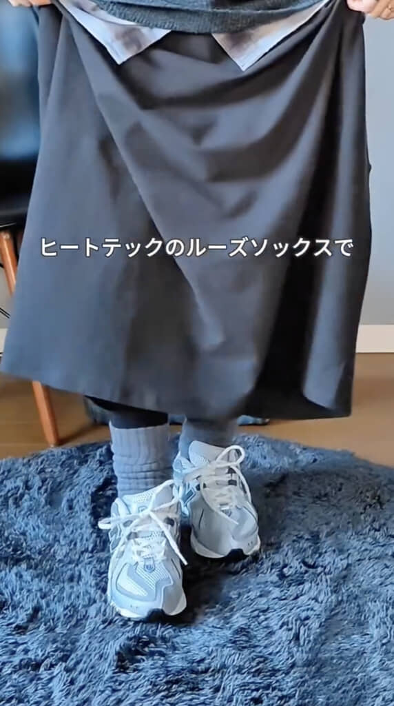 フランネルシャツ＆スニーカーでカジュアルに