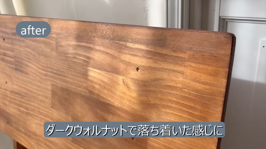 濃いブラウンとなり部屋の雰囲気とマッチしたソファのフレーム