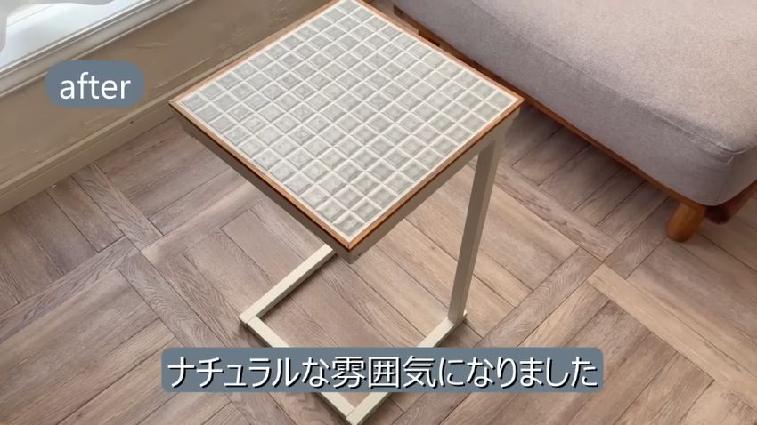 白やうすいグレーでまとまり部屋の雰囲気とマッチしたサイドテーブル