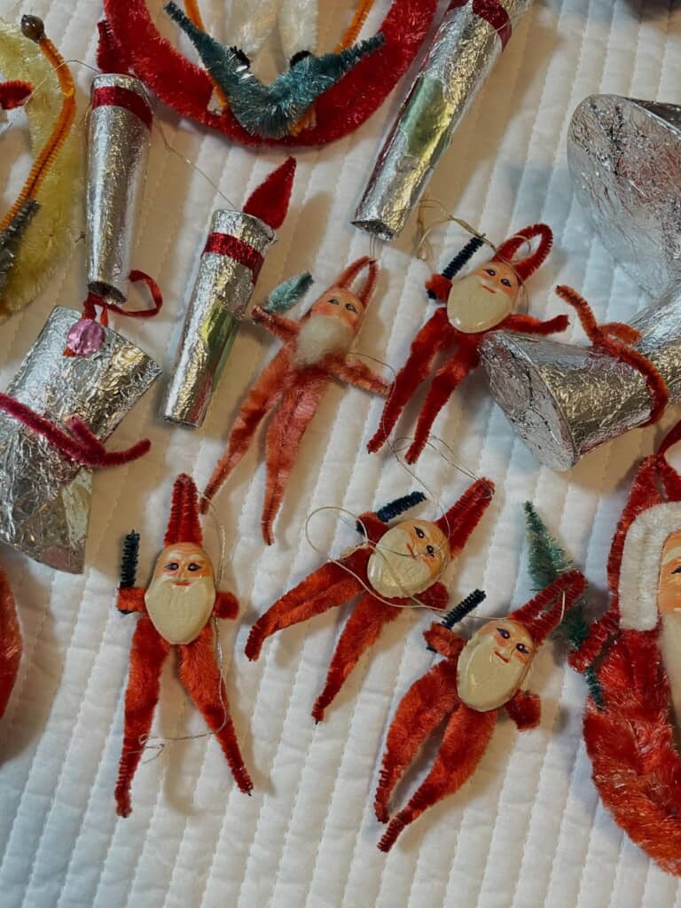 モールでできた足ながのサンタクロース