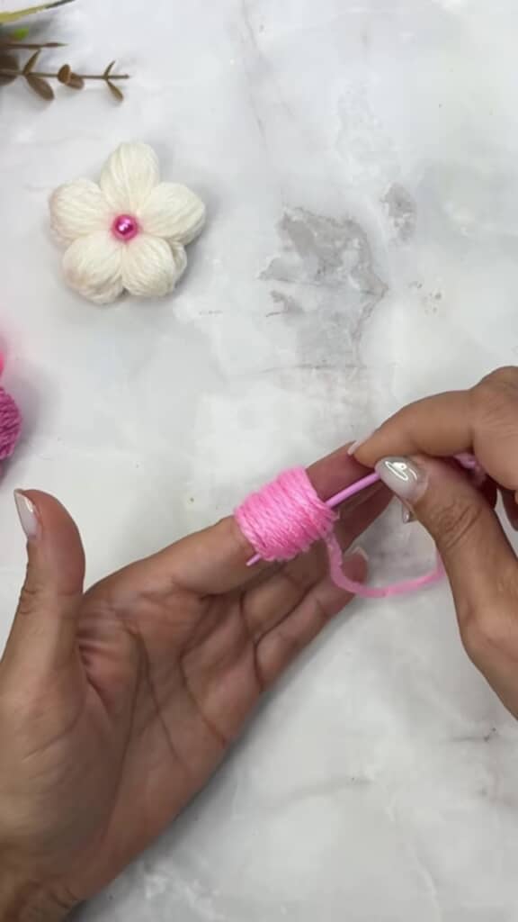 毛糸に針を通すところ