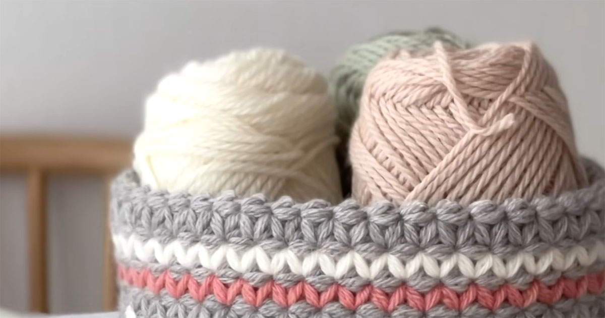 くすみカラーの毛糸を編んでいくと……　完成した“お出かけアイテム”に「とても可愛くて素敵」「なんて美しいの！」（1/3） | 編み物 ねとらぼ