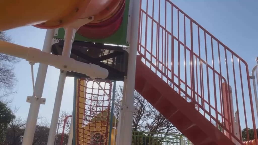 大きな滑り台で遊んでいた子どもたちと見守る義父母