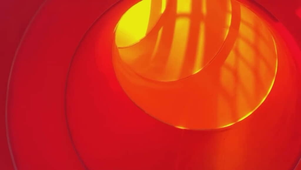 滑り台の出口で待っていた義父