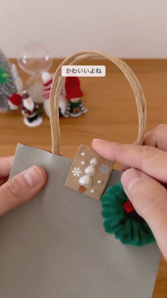 シールで飾り付けてクリスマス向けにアレンジ