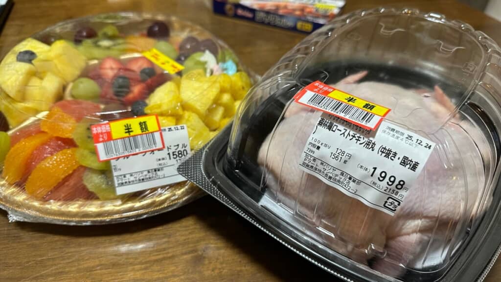 カレー粉を買いに行って丸鶏とフルーツ盛り合わせを買って帰って来ました