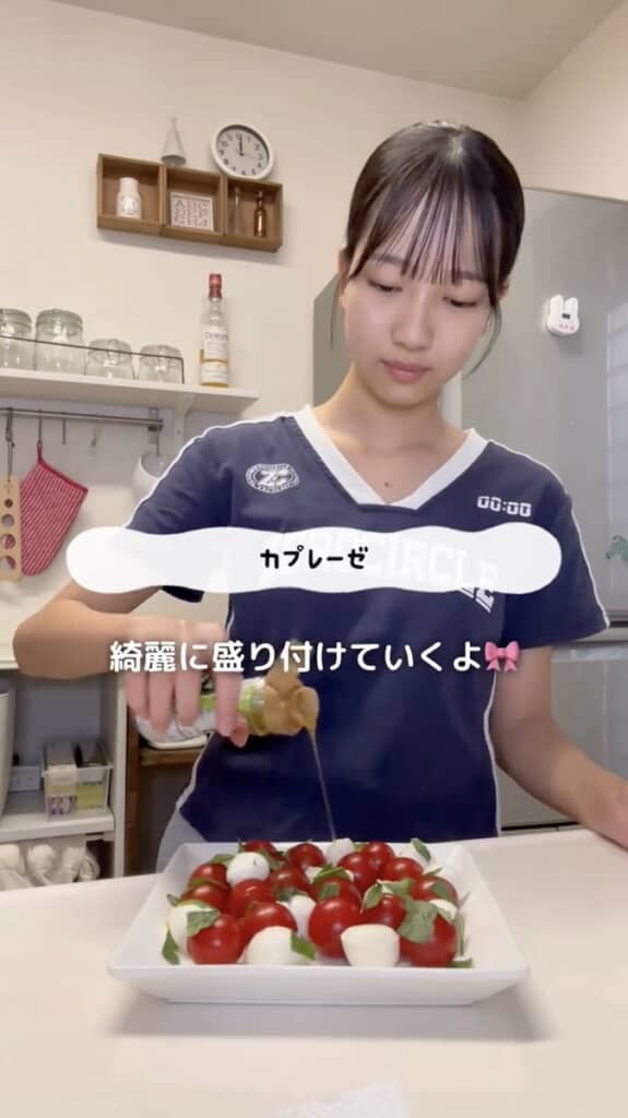 まずはカプレーゼを作ります。1品目から本格的！