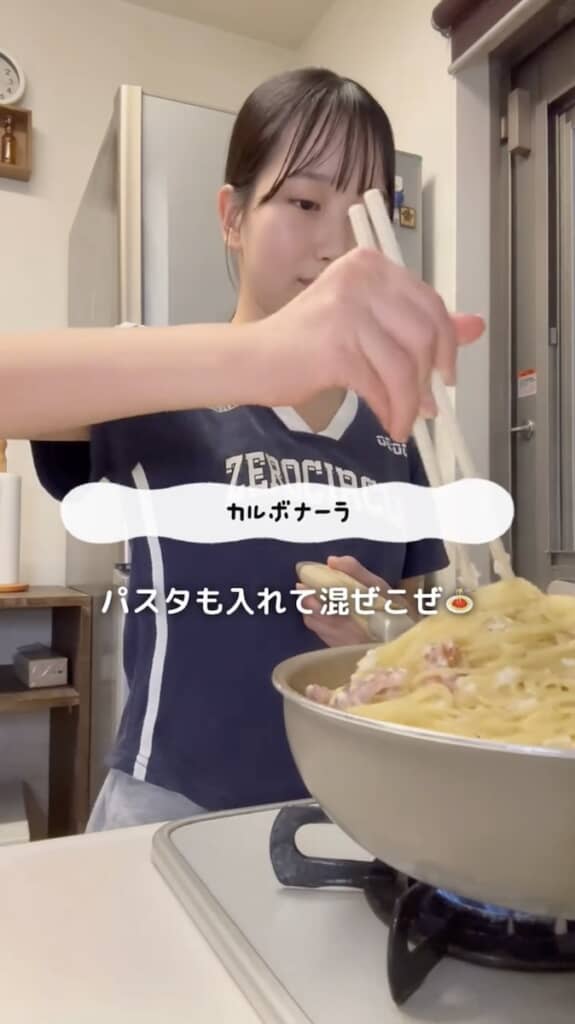ソースにパスタを和えてカルボナーラの完成