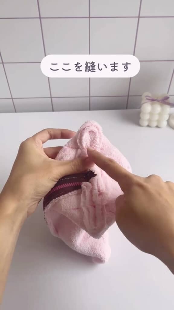 余った部分を切り落としたら、四隅を三角に折って縫い留める