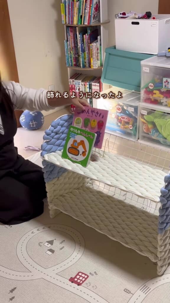 取り付けたワイヤーイーゼルに絵本を置くところ