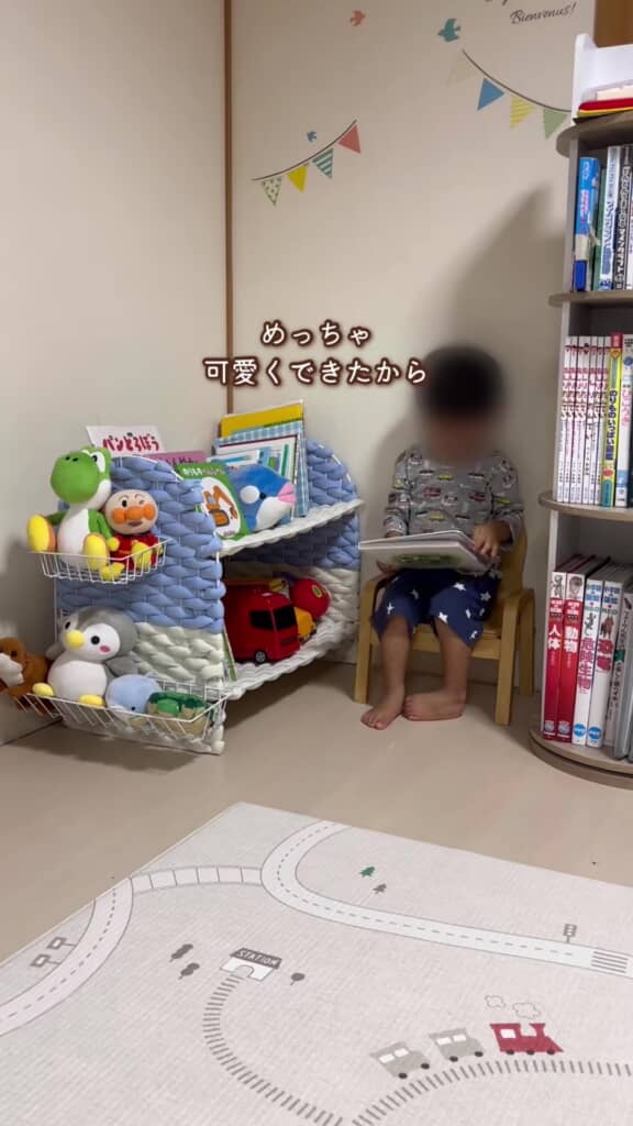 手作り絵本棚と三男
