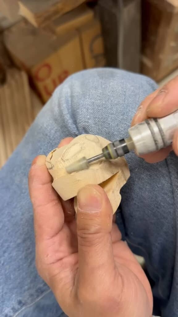 木材を削ってクッパの頭を作る様子