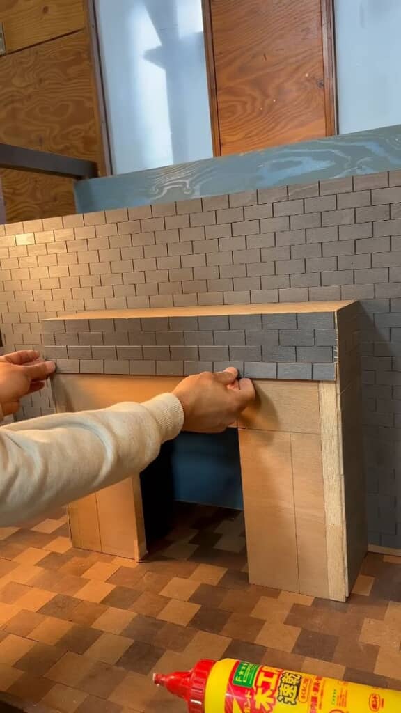 城のベースに塗装した板を貼って石造りの雰囲気を出す