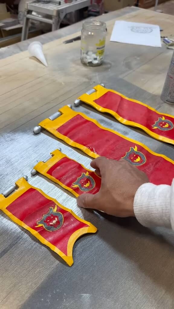 木で再現した旗