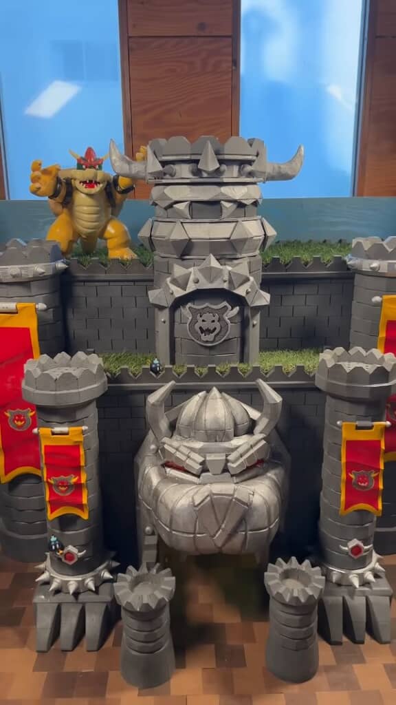 完成した木製のクッパ城と屋上に立ってご満悦なクッパ