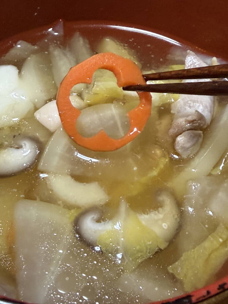 梅の花の形にくり抜かれた後の切れ端ニンジンが……
