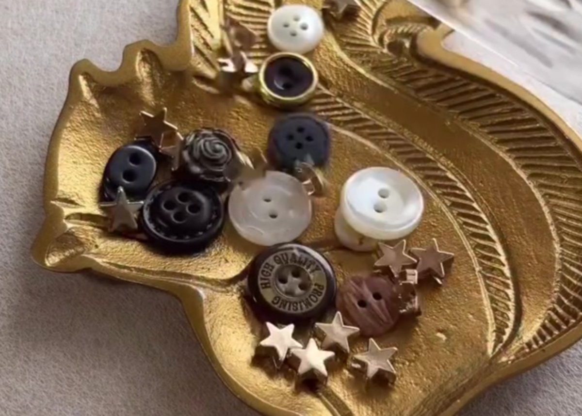 余ったボタンは捨てないで！　ママ友に「それ、オシャレだね」と言われた目からウロコのアイデアに「わぁ！」「やってみます」（1/3） | ハンドメイド ねとらぼ