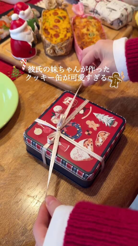 手作りクッキー缶のリボンを解く瞬間