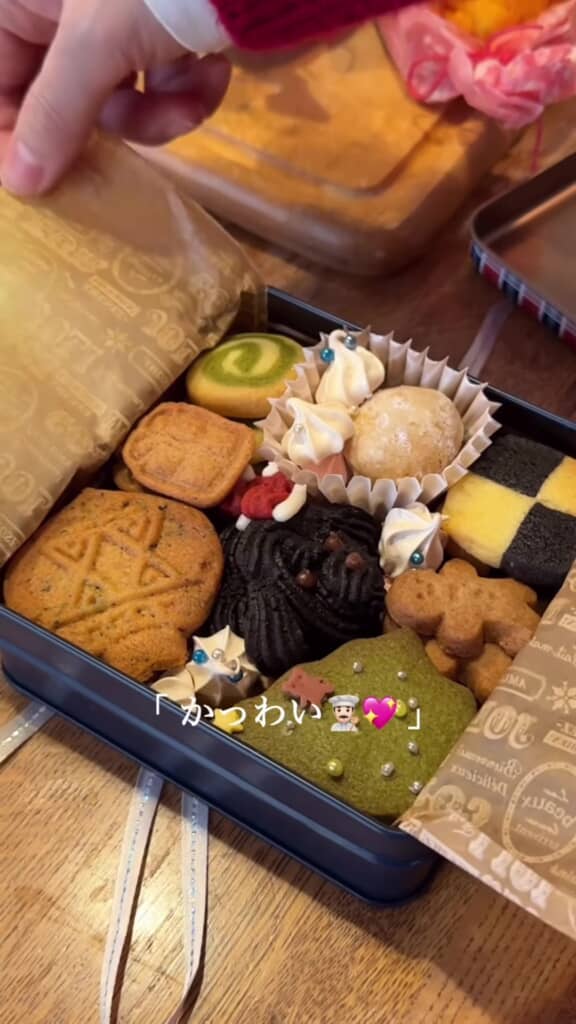 さまざまな手作りクッキーが詰まった缶