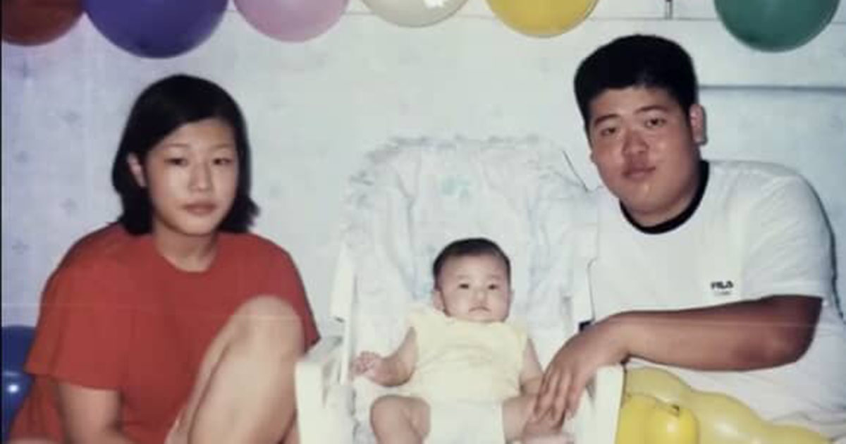 高校時代に出会い結婚した両親と、生まれたばかりの娘→26年後……「この家族どうなってるの？」　衝撃の現在が745万再生【海外】（1/2） | ライフスタイル ねとらぼ