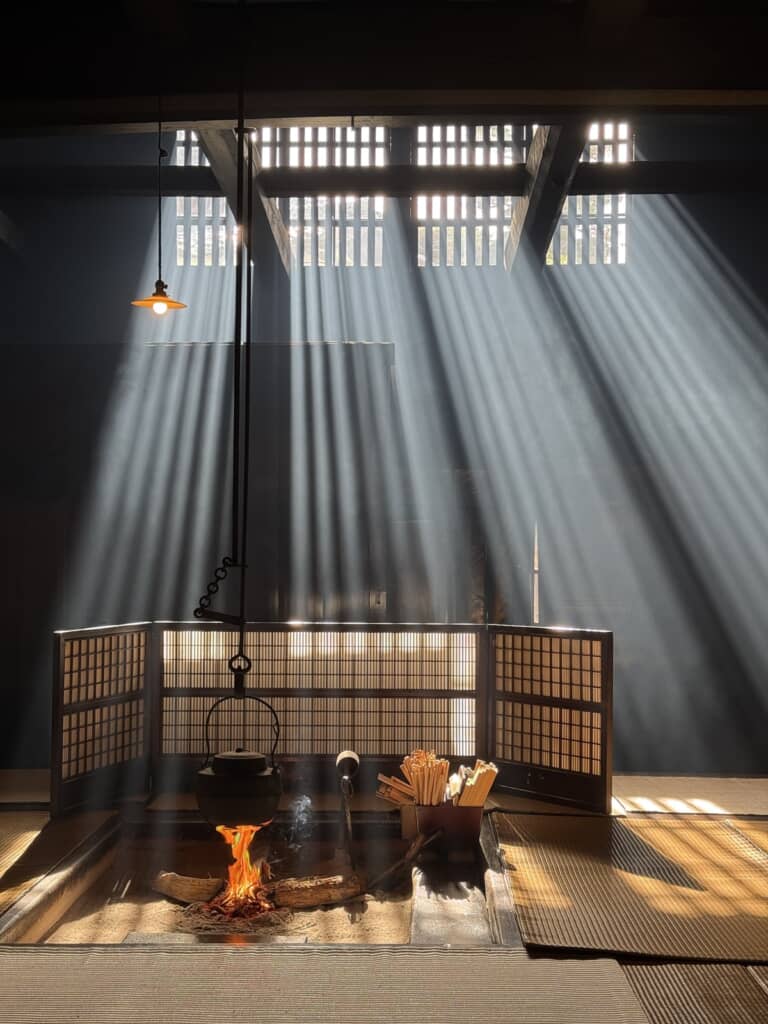 囲炉裏と窓を真正面に捉えた撮って出しの写真