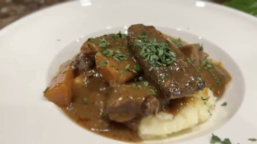 メインディッシュは、ビーフブルギニョンとマッシュポテト