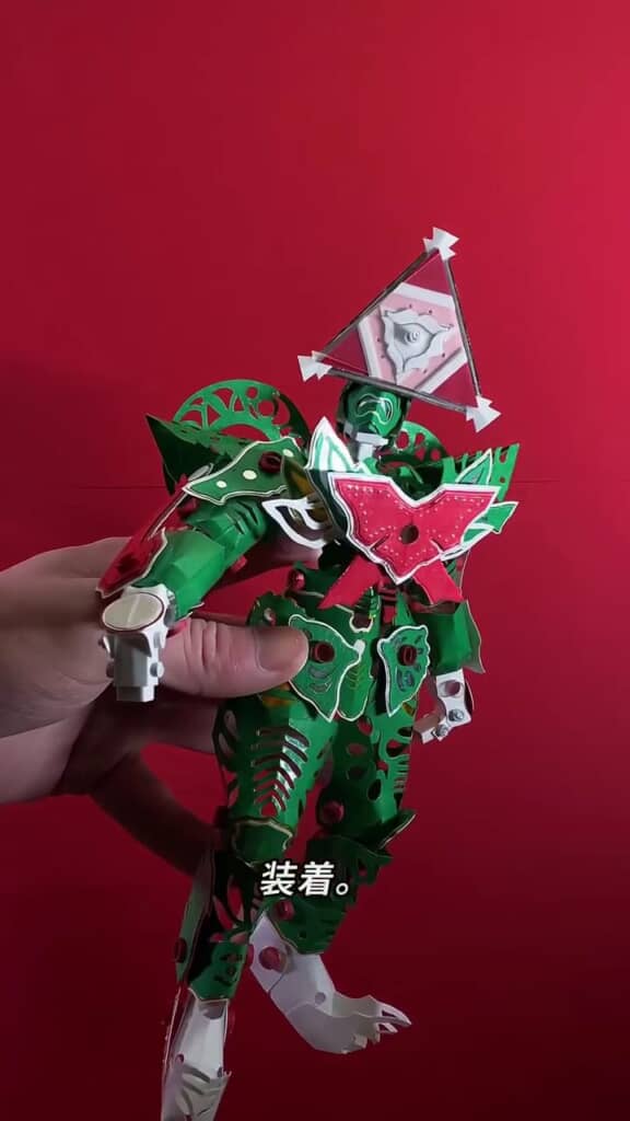 サンタクロースの顔を描いたマスクを付けている可動フィギュア