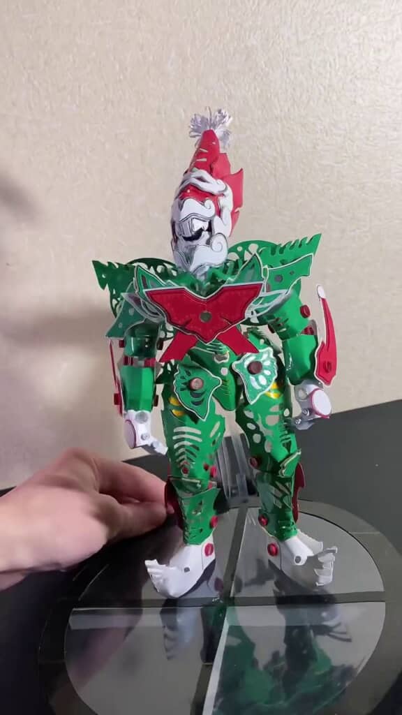 サンタ帽および白ひげをイメージしたマスクを付けている可動フィギュア