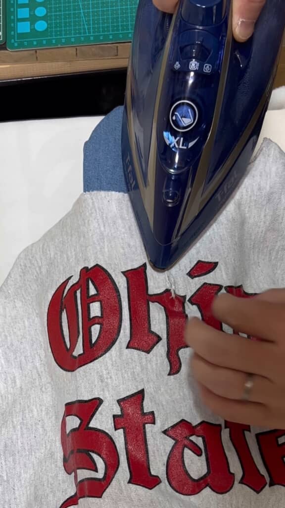 ロゴ付近の裂けをアイロンで仕上げる様子