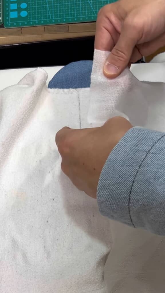 当て布をのせてアイロンで圧着する工程