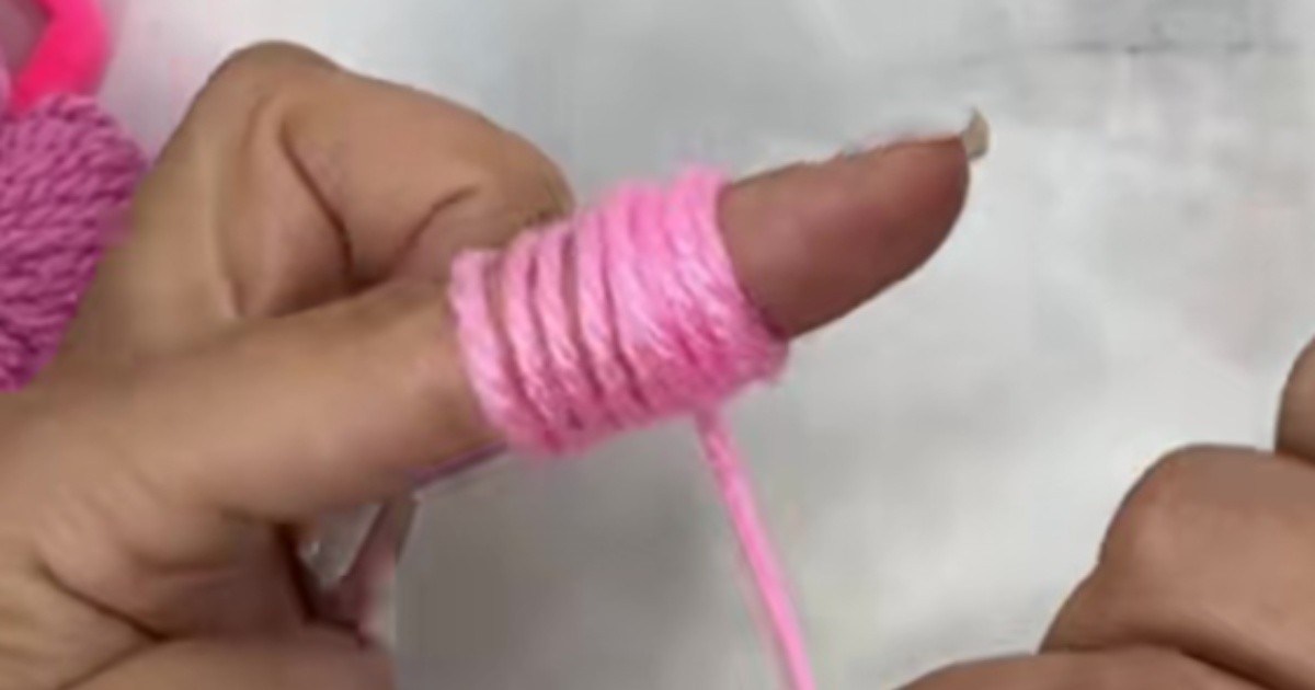 ピンクの毛糸を指に巻いていくだけで……　まねしたくなる“予想外の完成品”が190万再生「大好きです」「美しい！」【海外】（1/2） | 編み物 ねとらぼ