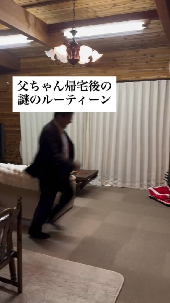 だれかから逃げるようなパパさんの後ろには……