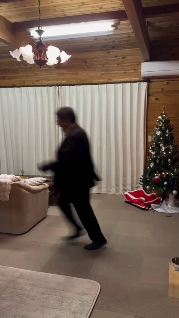 なぜか「うわああぁぁぁ」と言いながら早足で逃げる（？）パパさん