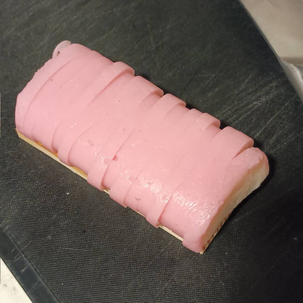 高くなる前に買ったかまぼこを一口大にスライスしておく